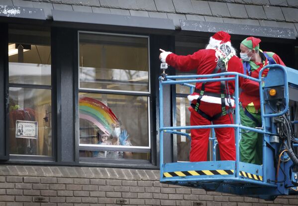 Los voluntarios vestidos de Papá Noel llegaron a apoyar a los pacientes de un hospital infantil en la ciudad de Leeds. - Sputnik Mundo
