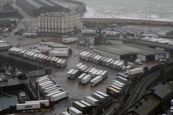 Los británicos califican de pesadilla lo que ahora ocurre en el puerto de Dover. La caravana de camiones se extiende a lo largo de 40 kilómetros. Cientos de conductores se ven obligados a pasar la noche en sus coches. - Sputnik Mundo