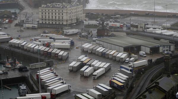 Грузовики припаркованы возле закрытого в связи с коронавирусом порта Дувр, Англия - Sputnik Mundo