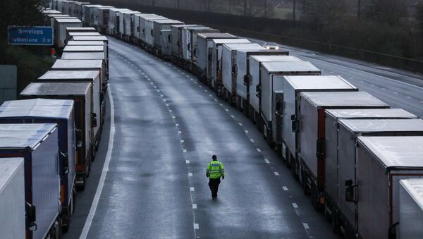 Camiones varados en la frontera británica por nueva cepa del coronavirus en el Reino Unido - Sputnik Mundo