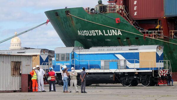  Locomotoras rusas llegando a puerto cubano - Sputnik Mundo
