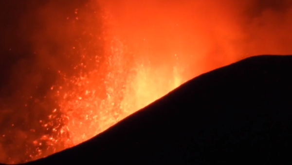 El volcán Etna vuelve a erupcionar con más fuerza - Sputnik Mundo