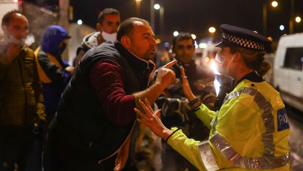 Un camionero discutiendo con una agente de Policía por el bloqueo en Dover tras el cierre de fronteras - Sputnik Mundo