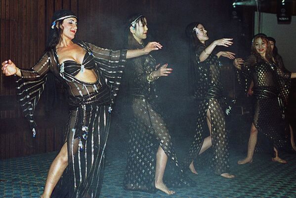 La danza del vientre no está prohibida en los países que siguen la sharia o ley islámica. La respuesta es simple: en ninguna parte del Corán esta danza es calificada como indeseable, y por lo tanto no hay razón para prohibirla. En la foto: unas bailarinas italianas y japonesas actúan en el Festival de Danza Oriental de El Cairo, 2000. - Sputnik Mundo