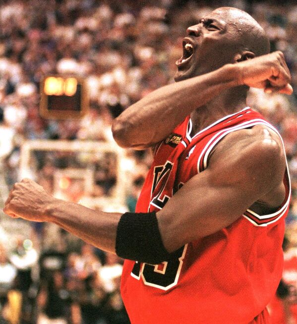 El club de baloncesto estadounidense Chicago Bulls tiene la figura del toro como su emblema. En esta foto, el jugador de los Chicago Bulls Michael Jordan celebra su victoria en la final de la NBA en Salt Lake City, Utah, 1998. - Sputnik Mundo