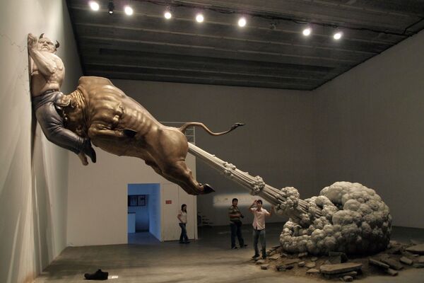En 2009, el artista chino Chen Wenling, quiso mostrar en una obra suya la crisis financiera mundial de 2007-2008 y creó la escultura What You See Might Not Be Real (Lo que ves podría no ser real), que representa al símbolo del Wall Street. - Sputnik Mundo