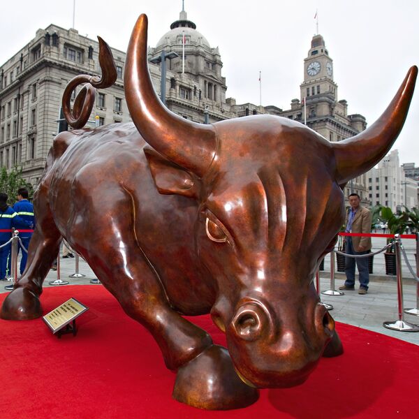 El toro de Wall Street tiene un hermano y es el toro de Shanghai, una escultura creada por el mismo escultor estadounidense nacido en Italia, Arturo Di Modica. Sin embargo, el de Shanghai es singular porque pesa casi el doble, unas 6 toneladas en comparación con las 3,2 toneladas del que está en Nueva York. - Sputnik Mundo