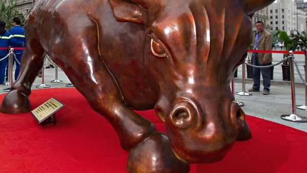 Скульптура атакующего быка итальянско-американского художника Артуро Ди Модики на набережной в Шанхае, Китай - Sputnik Mundo