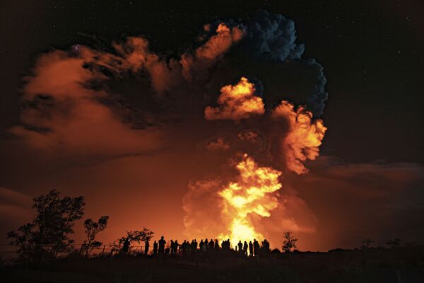 Una nueva erupción del volcán más activo de Hawái —el Kilauea— comenzó el 20 de diciembre. El volcán también había entrado en erupción a principios de mayo de 2018. Entonces duró varios meses y los flujos de lava destruyeron casi por completo la localidad de Leilani Estates, cuyos 10.000 residentes fueron evacuados.  - Sputnik Mundo
