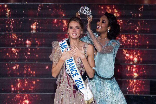 El título de Miss Francia 2021 lo ganó Amandine Petit, una estudiante de Normandía. La coronó la ganadora del año pasado, Clemence Botino.  - Sputnik Mundo