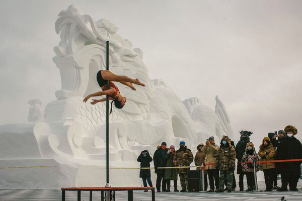 Una competición de baile de barra a 30 grados bajo cero en Mohe, provincia de Heilongjiang, China. - Sputnik Mundo
