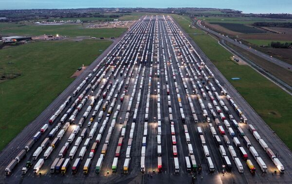 Miles de camiones se quedaron varados en la autopista del aeropuerto de Manston, cerca de Ramsgate, en el sudeste de Inglaterra, después de que Francia cerrara la comunicación de transporte con el Reino Unido tras el descubrimiento de una nueva cepa de coronavirus en la isla.  - Sputnik Mundo