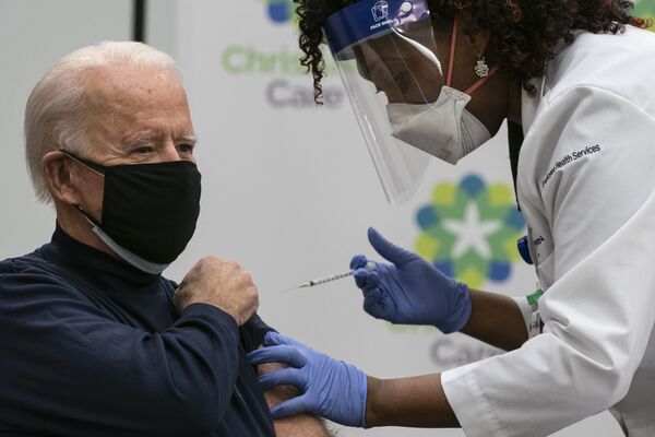 Joe Biden fue vacunado contra el COVID-19 en directo. El presidente electo de EEUU recibió la vacuna de Pfizer y BioNTech.  - Sputnik Mundo