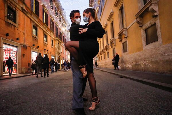 Unas personas bailan tango en las calles de Roma en vísperas del confinamiento por Navidad.  - Sputnik Mundo