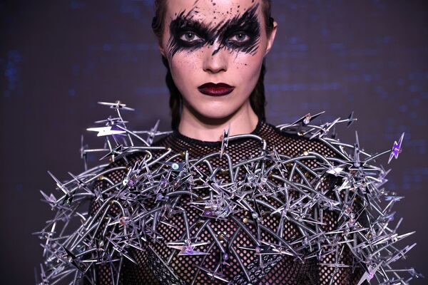 Una modelo viste un atuendo hecho de materiales reciclados en un desfile de moda en Taipéi, Taiwán. - Sputnik Mundo
