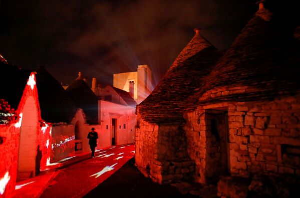 Iluminaciones navideñas de trullo, una antigua construcción ubicada en el centro de la ciudad italiana de Alberobello. Los trullos de Alberobello fueron declarados Patrimonio de la Humanidad de la UNESCO en 1996. - Sputnik Mundo