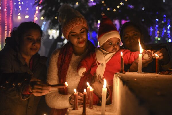 Los feligreses asisten a una catedral de Amritsar, en la India, durante la Nochebuena. - Sputnik Mundo