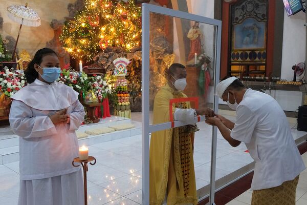 Los creyentes asisten a la misa de Navidad en una iglesia en Badung, Indonesia. - Sputnik Mundo