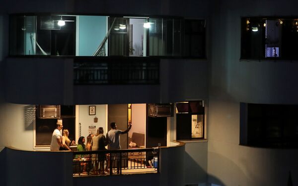 Una familia celebra la Nochebuena en el balcón de su apartamento en Río de Janeiro, Brasil. - Sputnik Mundo