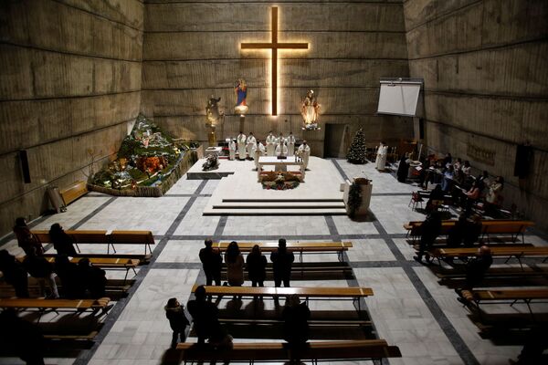Así celebran la misa de Navidad en una iglesia católica en Podgorica, Montenegro. - Sputnik Mundo