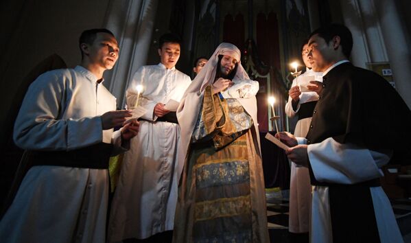 La misa de Navidad en la Iglesia Católica de la Bendita Virgen María en Vladivostok, Rusia. - Sputnik Mundo