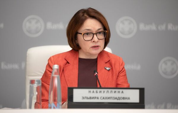 En junio, cuando el regulador recortó la tasa en un punto  por primera vez desde 2015, Nabiúlina se puso una paloma que es un símbolo de la política blanda. - Sputnik Mundo