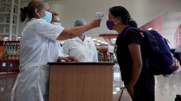 Unas enfermeras y una turista en el aeropuerto de la Habana, Cuba - Sputnik Mundo