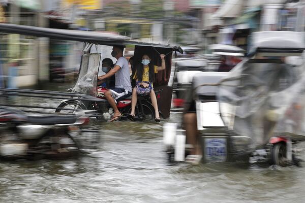  El tifón Molave, que azotó Filipinas a finales de octubre, causó tres muertes, y 13 personas continúan desaparecidas. Unos 44.000 habitantes de la provincia de Albay fueron evacuados. Cientos de casas y automóviles resultaron dañados. - Sputnik Mundo