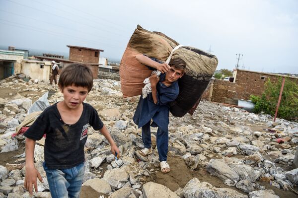 En la noche del 26 de agosto se produjo una inundación repentina en Afganistán que causó más de 150 muertes. Comenzó en la provincia de Parwan, donde fallecieron más de 100 personas, y afectó a un total de 12 provincias, incluso Kabul. Cientos de viviendas fueron destruidas, la economía sufrió enormes daños y miles de personas se quedaron sin hogar. En la foto: un vecino de un pueblo en la provincia de Parwan rescata su patrimonio que sobrevivió a una inundación. - Sputnik Mundo
