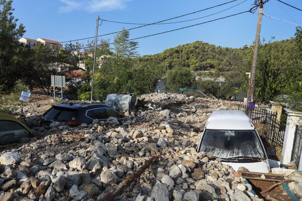 La tormenta tropical Janos, que azotó las islas Jónicas, Grecia, el 18 de septiembre, dañó casas, derribó árboles y causó inundaciones y problemas de suministro eléctrico. - Sputnik Mundo