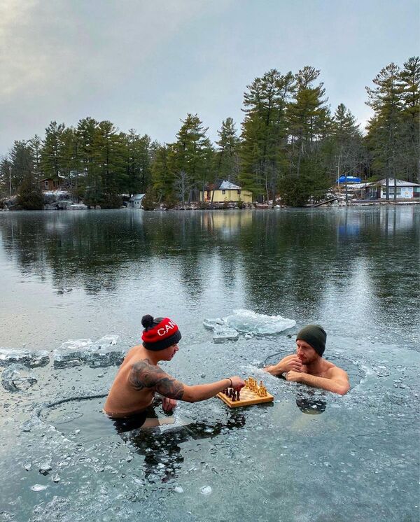 Nick McNaught y Ron Bat, vecinos de la ciudad canadiense de Oak Lake jugaron al ajedrez en un lago helado. El partido duró cinco minutos. - Sputnik Mundo