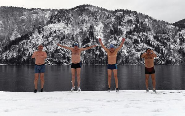 Los miembros del club de natación de invierno Delfín se preparan para nadar en el río Elisei en Divnogorsk, la región de Krasnoyarsk. - Sputnik Mundo