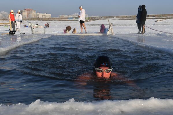 Un miembro del club de fortalecimiento del organismo Osos blancos en las aguas heladas del embalse de la Central Hidroeléctrica de Novosibirsk. - Sputnik Mundo