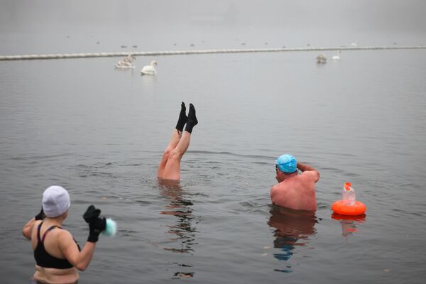 Los nadadores de invierno en el lago Serpentine, en Londres. - Sputnik Mundo