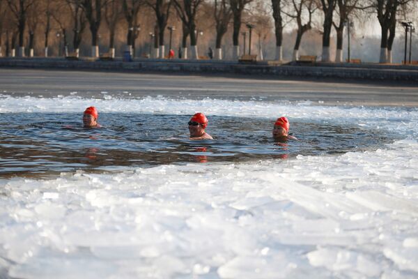 Los nadadores de hielo en un lago congelado, en la ciudad china de Shenyang. - Sputnik Mundo