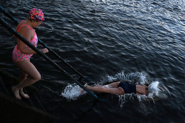 Unas aficionadas a la natación de invierno en Galway, Irlanda. - Sputnik Mundo