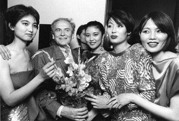 Pierre Cardin junto a unas modelos chinas en su desfile anual celebrado en Pekín, en 1985. - Sputnik Mundo