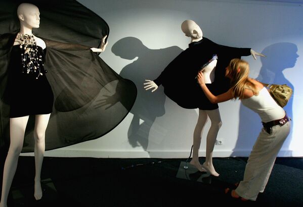 Las creaciones de la colección primavera-verano de 2007, presentadas en una exhibición en París.  - Sputnik Mundo