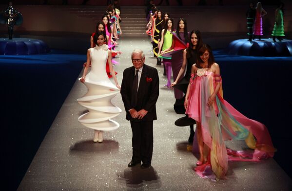 Pierre Cardin junto a las modelos en el final de su desfile Palais Lumiere, celebrado en 2012 en Pekín. - Sputnik Mundo
