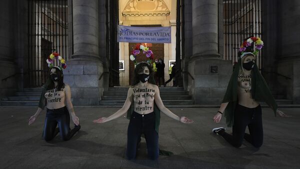 Activistas de FEMEN protestan contra el aborto en Madrid - Sputnik Mundo