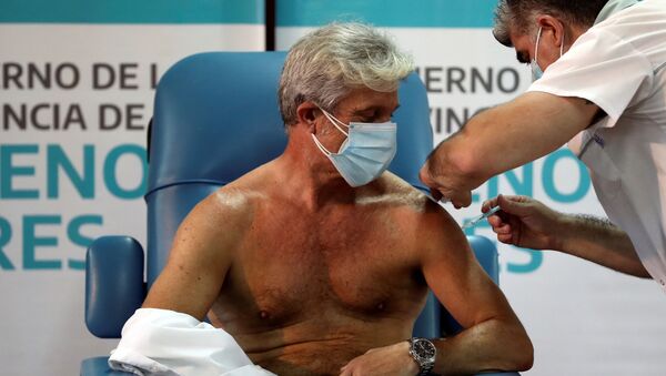El doctor Emilio Macia, de 52 años, recibe la vacuna contra el coronavirus Sputnik V en el hospital de Avellaneda de Buenos Aires (Argentina), el 29 de diciembre del 2020 - Sputnik Mundo