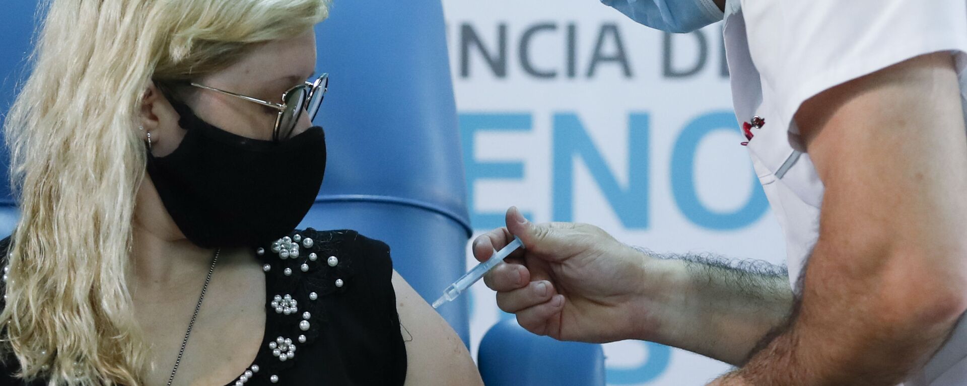 Una enfermera argentina recibe la vacuna Sputnik V durante la primera jornada de vacunación - Sputnik Mundo, 1920, 09.02.2021