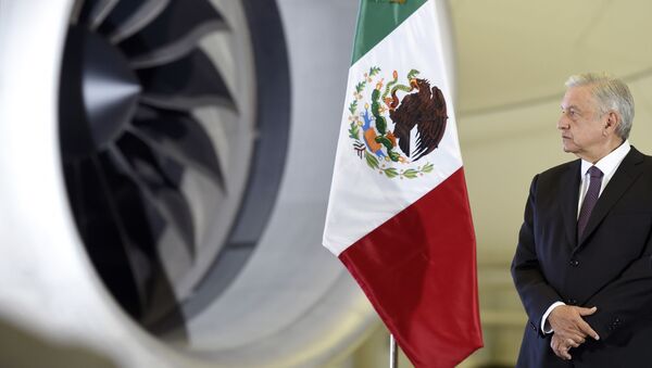 El presidente de México, Andrés Manuel López Obrador, al lado del avión presidencial el Boeing 787 José María Morelos y Pavón - Sputnik Mundo