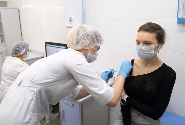 El 5 de diciembre, Rusia se convirtió en el primer país del mundo en iniciar la vacunación de la población contra el COVID-19. El hito se hizo posible gracias al trabajo de decenas de especialistas del Centro de Epidemiología y Microbiología Nikolái Gamaleya, quienes desarrollaron la vacuna Sputnik V en un plazo récord.En la foto: una trabajadora de la salud inyecta la vacuna contra el coronavirus Sputnik V en uno de los centros médicos de la ciudad de Moscú, el 5 de diciembre del 2020 - Sputnik Mundo