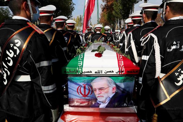 El 27 de noviembre, a las afueras de Teherán, fue asesinado el científico nuclear iraní Mohsen Fajrizadé. Reconocido tanto dentro como fuera del país por sus méritos en el avance del programa de energía nuclear de Irán, era también acusado por Israel y EEUU de promover su uso militar.En la foto: soldados iraníes cargan el ataúd con el cuerpo de Mohsen Fajrizadé durante su funeral, el 30 de noviembre del 2020 - Sputnik Mundo