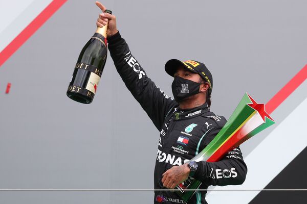 El 25 de octubre, Lewis Hamilton hizo historia en la Fórmula 1 tras ganar el Gran Premio de Portugal. Fue su victoria número 92, con la cual batió el récord de títulos ostentado hasta entonces por el alemán Michael Schumacher. - Sputnik Mundo