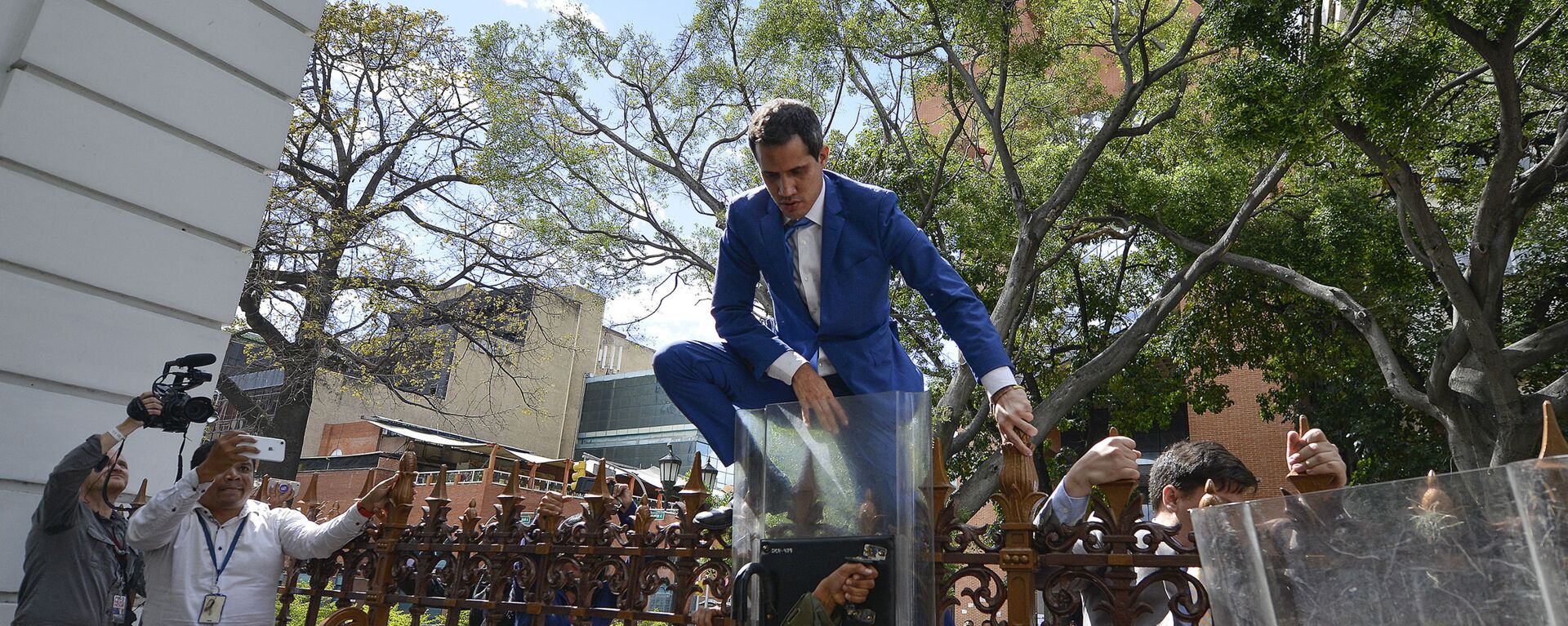 El político opositor Juan Guaidó intenta ingresar al edificio de la Asamblea Nacional de Venezuela, evitando los controles en la entrada, en Caracas, el 5 de enero del 2020 - Sputnik Mundo, 1920, 21.01.2024