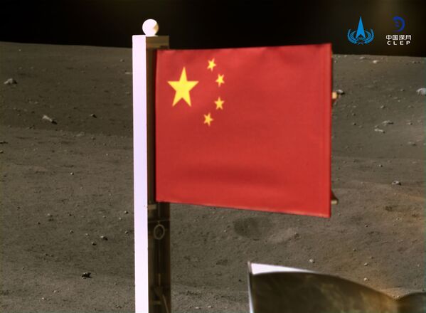 A finales de noviembre, China lanzó a la Luna la misión robótica Chang'e-5, con el fin de explorar la cara oculta de nuestro satélite natural y recolectar muestras de su superficie. De esta manera, China se convirtió en el tercer país en el mundo en llevar a cabo una misión lunar después de la Unión Soviética y Estados Unidos.En la foto: una banderita de China plantada en la Luna por la misión robótica Chang'e-5, el 4 de diciembre del 2020 - Sputnik Mundo