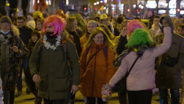 Negacionistas del coronavirus despiden el año bailando y cantando por las calles de Barcelona - Sputnik Mundo
