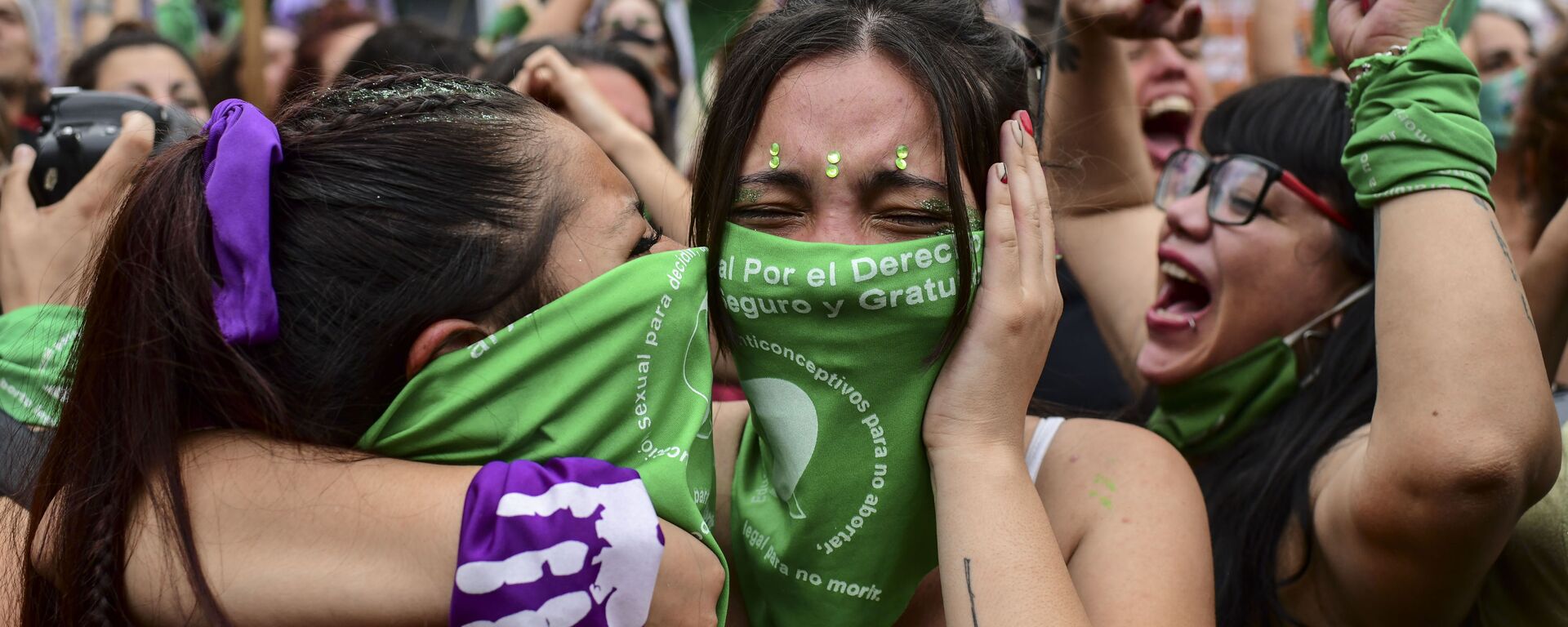 Mujeres argentinas celebrando la aprobación de la ley de aborto en Argentina - Sputnik Mundo, 1920, 31.12.2020
